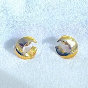 Earrings Vtg MONET Round Curved Swirl Gold Tone Clip-on Signed
